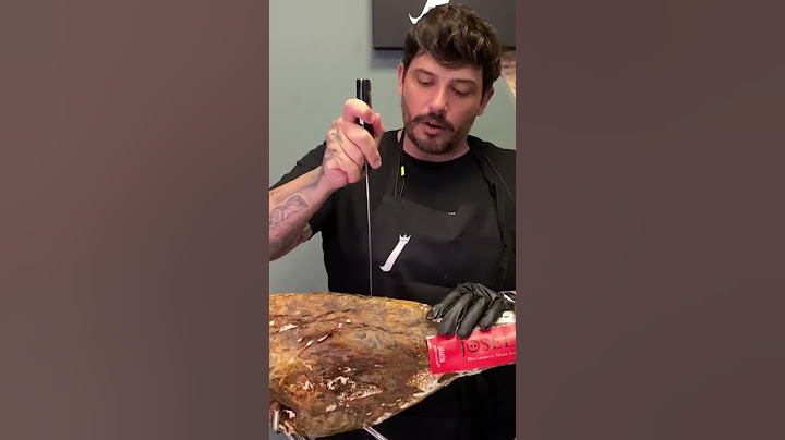Início do corte do jamón ( presunto espanhol ) pela Babilla - Localizando a Rótula do joelho.
