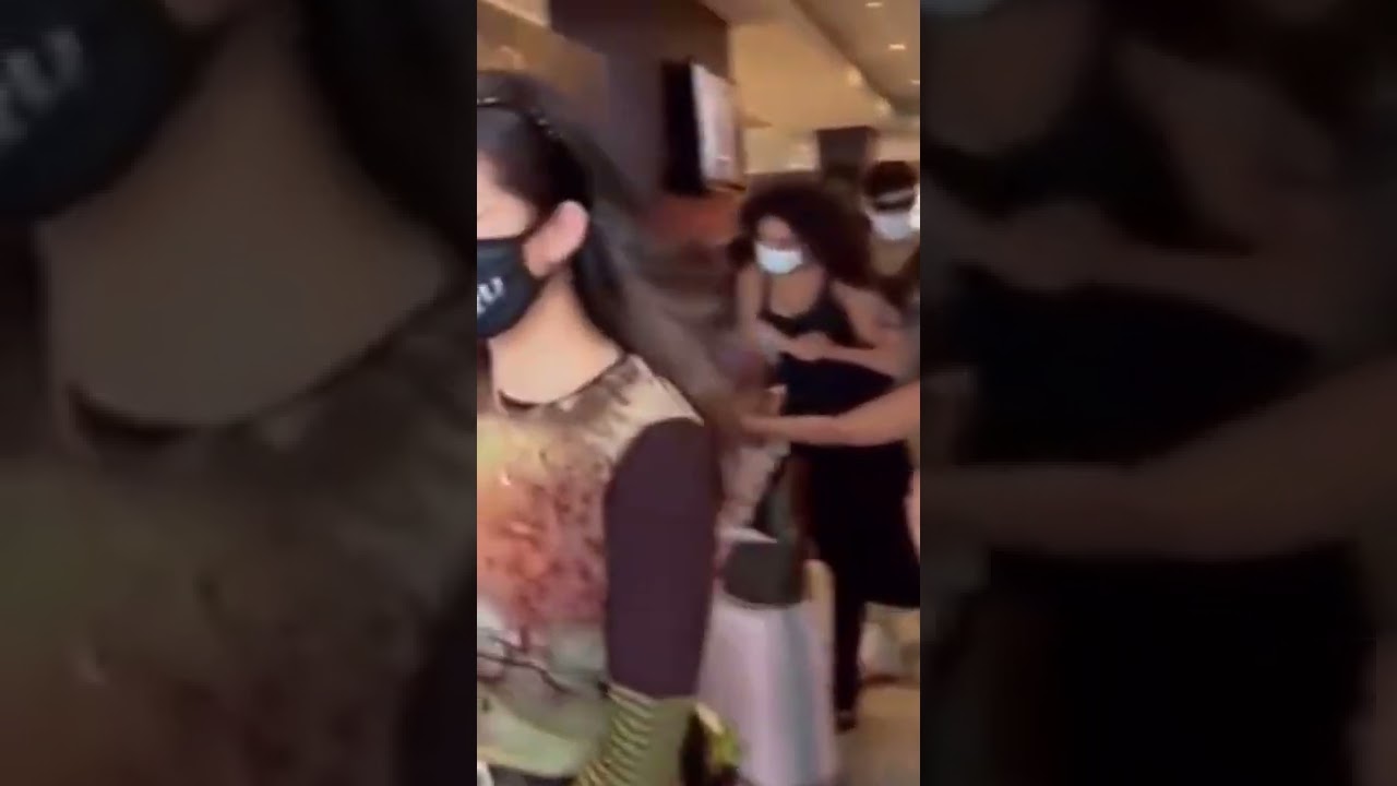 o bailey afastando uma mulher que segurou a Any