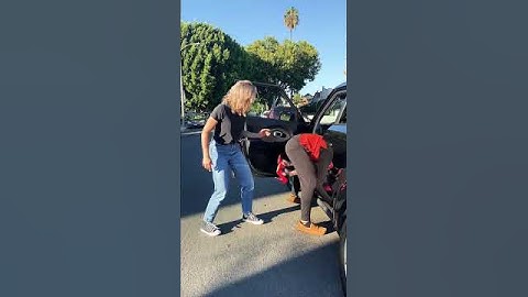 boyfriend pranks girlfriend! 🤣