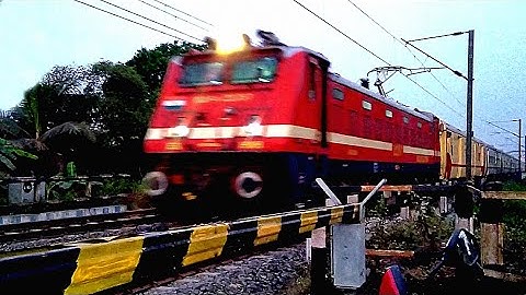 Massive Honking Lighting WAP-4 Loco passing Through Level Crossing with Howrah-Azimganj Express | ER