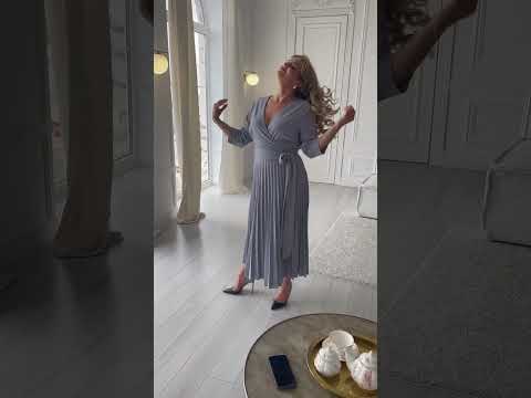 Шикарна ошатна однотонна сукня пліссе сіро-блакитного кольору, великих розмірів від 46 до 60, видео 1