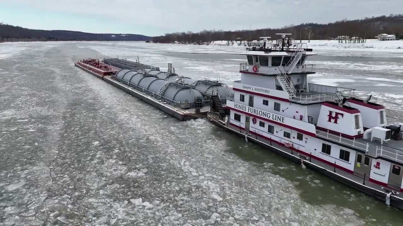 Буксир «Дэнни Л. Уитфорд» на холодной и замерзшей реке Огайо.