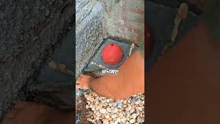 풍선으로 배수구를 만드는 천재적인 방법