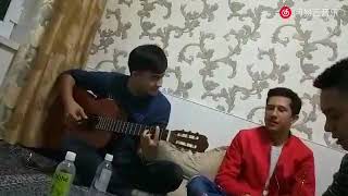 Уйгур шикарно сыграл на гитаре  и спел.