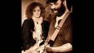 Otis Taylor & Cassie Taylor - Few Feet Away (Live) chords