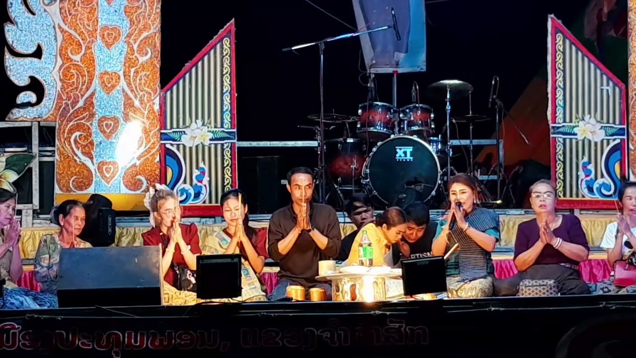 งานบุญแจกข้าวเจ้าพาบใหญ่ใจบุญจ้างหมอลำให้พี่น้องมาดู