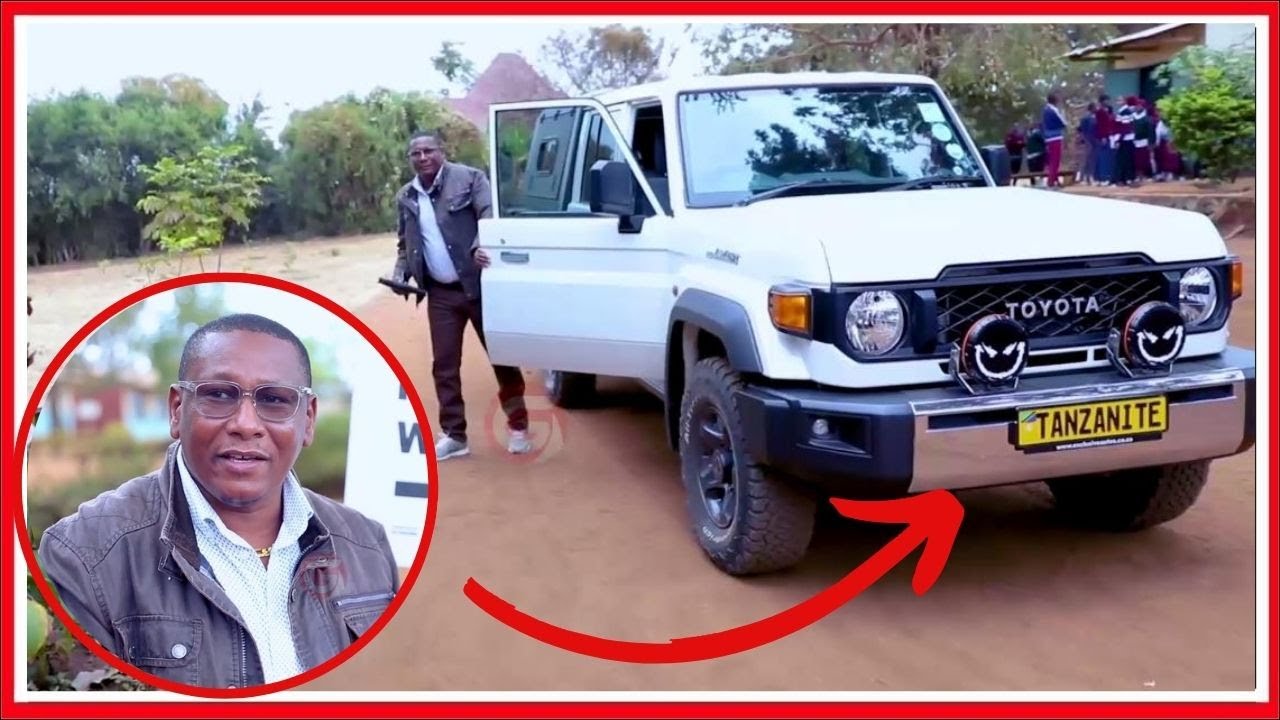 BILIONEA MULOKOZI ATINGA na GARI ya KIFAHARI YENYE PLATE NO ya 'TANZANITE' KUJIANDIKISHA MPIGA KURA