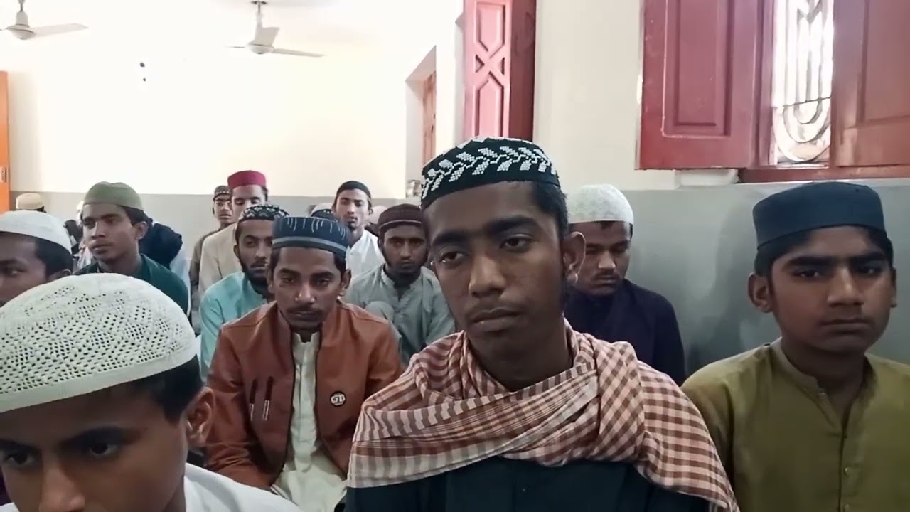 مدرسے کا طالب العلم قاری محمد الیاس بمبل تلاوت قرآن پاک کرتے ہوئے 