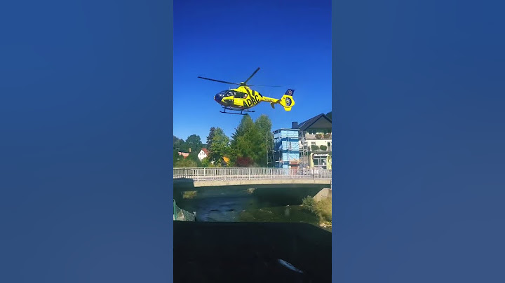 Helikopter Eurocopter EC135 landet auf Brücke - ADAC Hubschrauber