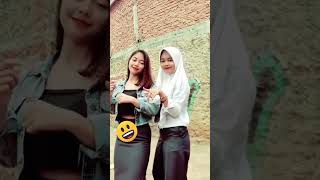 Goyang TikTok Cewek SMA Rok Ketat