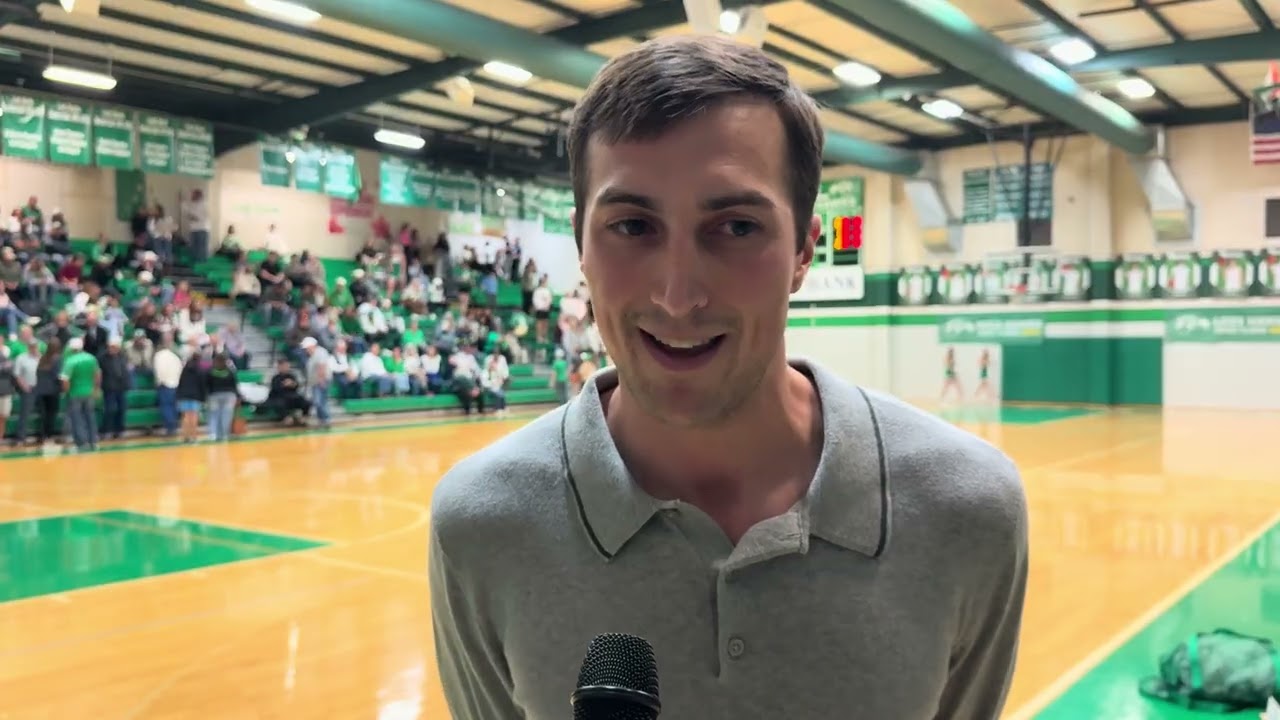 Главный тренер женской команды Wall Lady Hawks Сайлас Крислер после крупной победы Wall над Clyde.