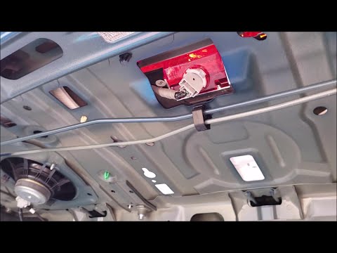 Video: ¿Cómo se cambia una tercera luz de freno en un Honda Accord?