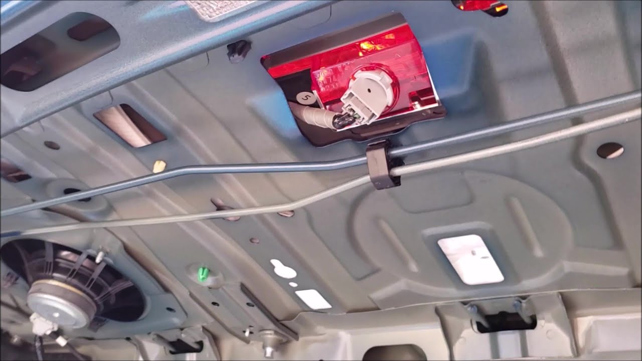 Como sustituir tercera luz de freno en Honda Civic. How to Replace
