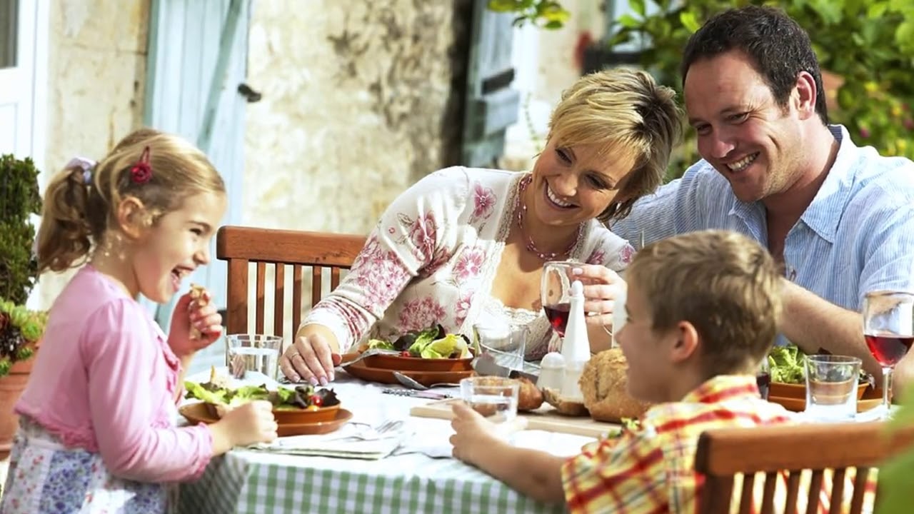 Семья французов. Семья за столом. Итальянская семья. Семейные традиции. Семейный обед.