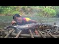 Daily life in forest of primitive couple - Catching fish and cooking fish for survival