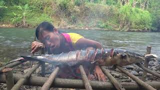 Daily life in forest of primitive couple - Catching fish and cooking fish for survival