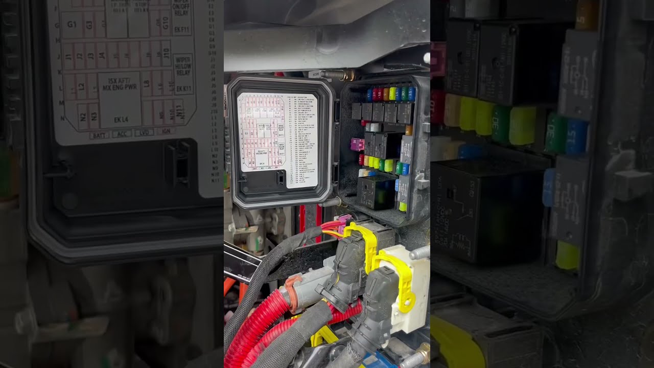 Driver Side Turn Signal Trailer Fuse Replacement On Peterbilt 579