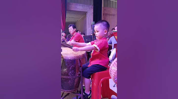 对着妈妈的镜头各种搞怪，跟爷爷对视之后就一脸正经😂😂😂#舞台无处不在 #民俗文化 #搞笑 #跟着节奏嗨起来