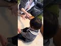 櫛🪮の練習をする息子👶