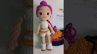 Boneca inspirada na Rumi em amigurumi. Comente QUERO para receber o link de compra.