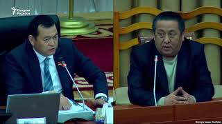 Вице-спикер парламентга “футболка” кийиб келган одамдан узр сўрашга мажбур бўлди