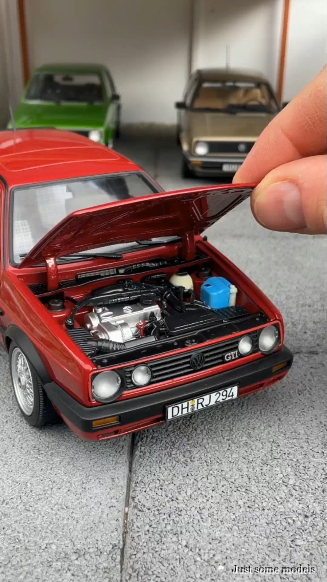 1:18 Volkswagen Golf II GTI 1990, red metallic - Norev - YouTube