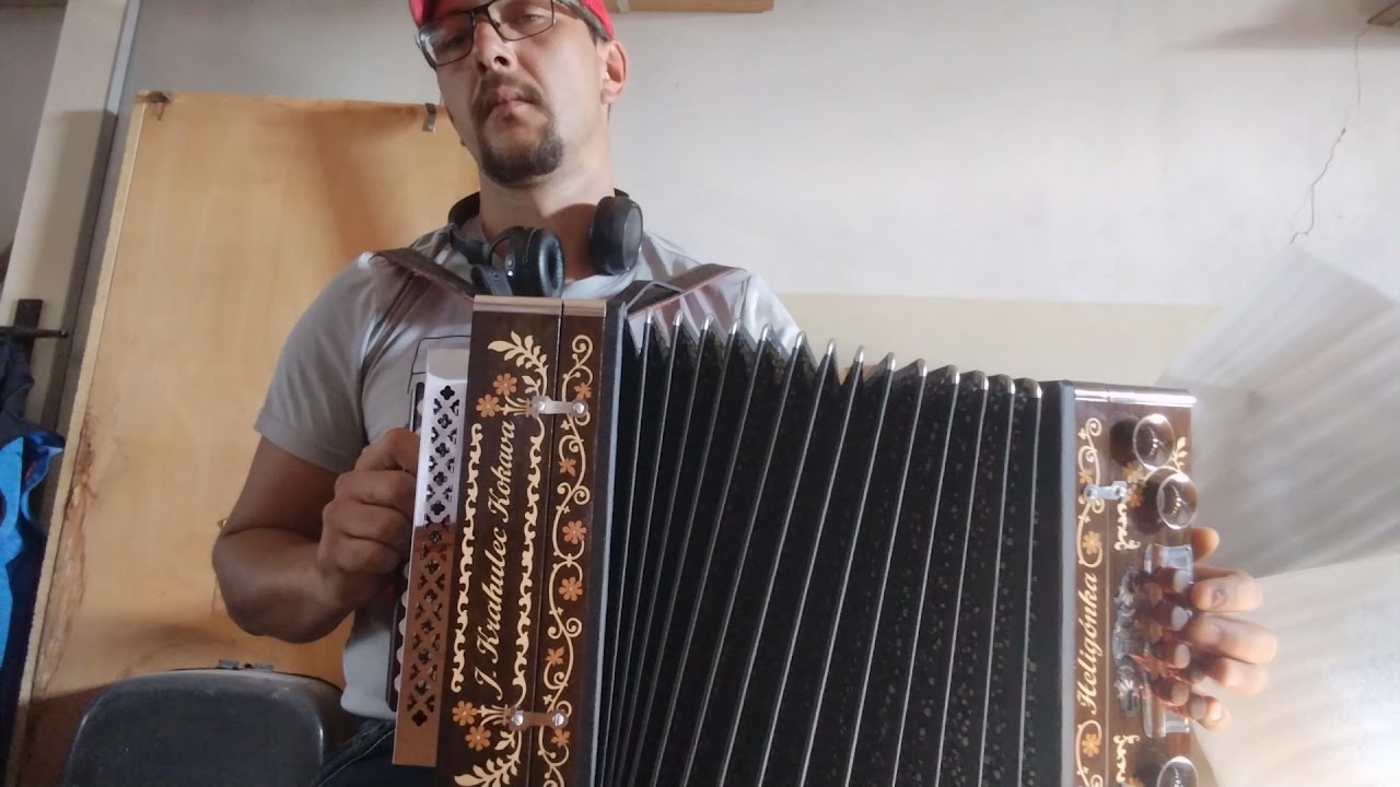 veje vietor veje po doline,ide Janík ide po dedine....Anka Anka ja ťa ľúbim,ja ti vernú lásku slubim