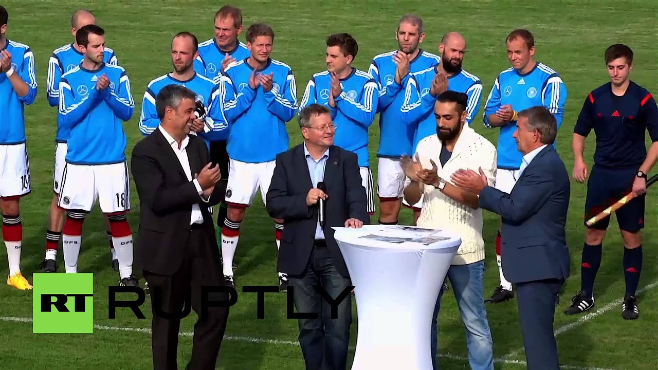 Germany: DFB president kicks off football match between refugees and local team