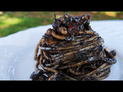 Spaghetti al nero di seppia e seppie con pomodorini o passata di pomodoro