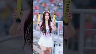 핑크색 귀여운 의상을 입고 김도영선수를 응원하는 김예원 치어리더