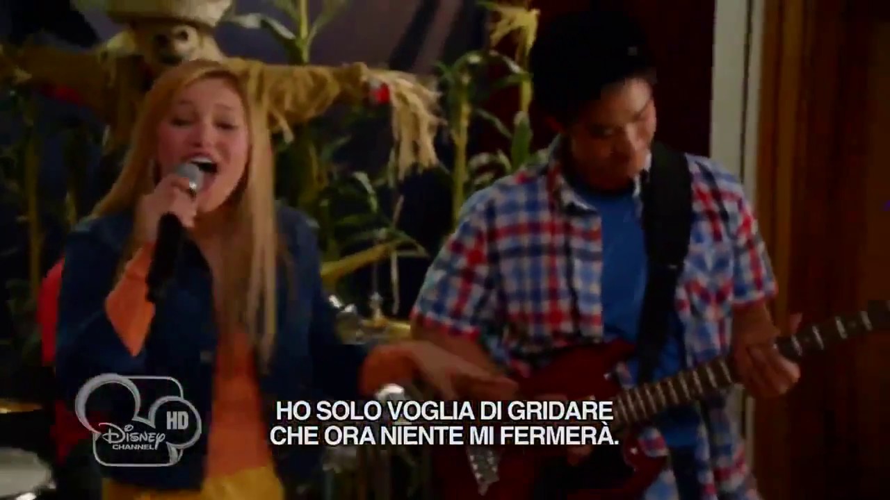 Girl vs. Monster Skylar canta "Nothing Gonna Stop Me Now" YouTube