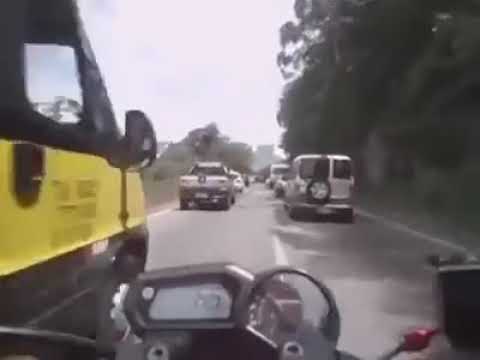 Video: Questo Tizio In Moto Attraverso Le Strade Nepalesi Più Folli