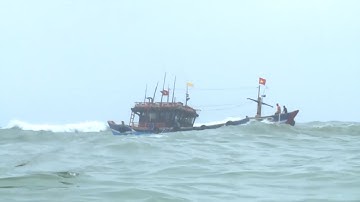 Cứu hộ thành công 10 ngư dân trên tàu cá bị chìm ở vùng biển Quảng Trị