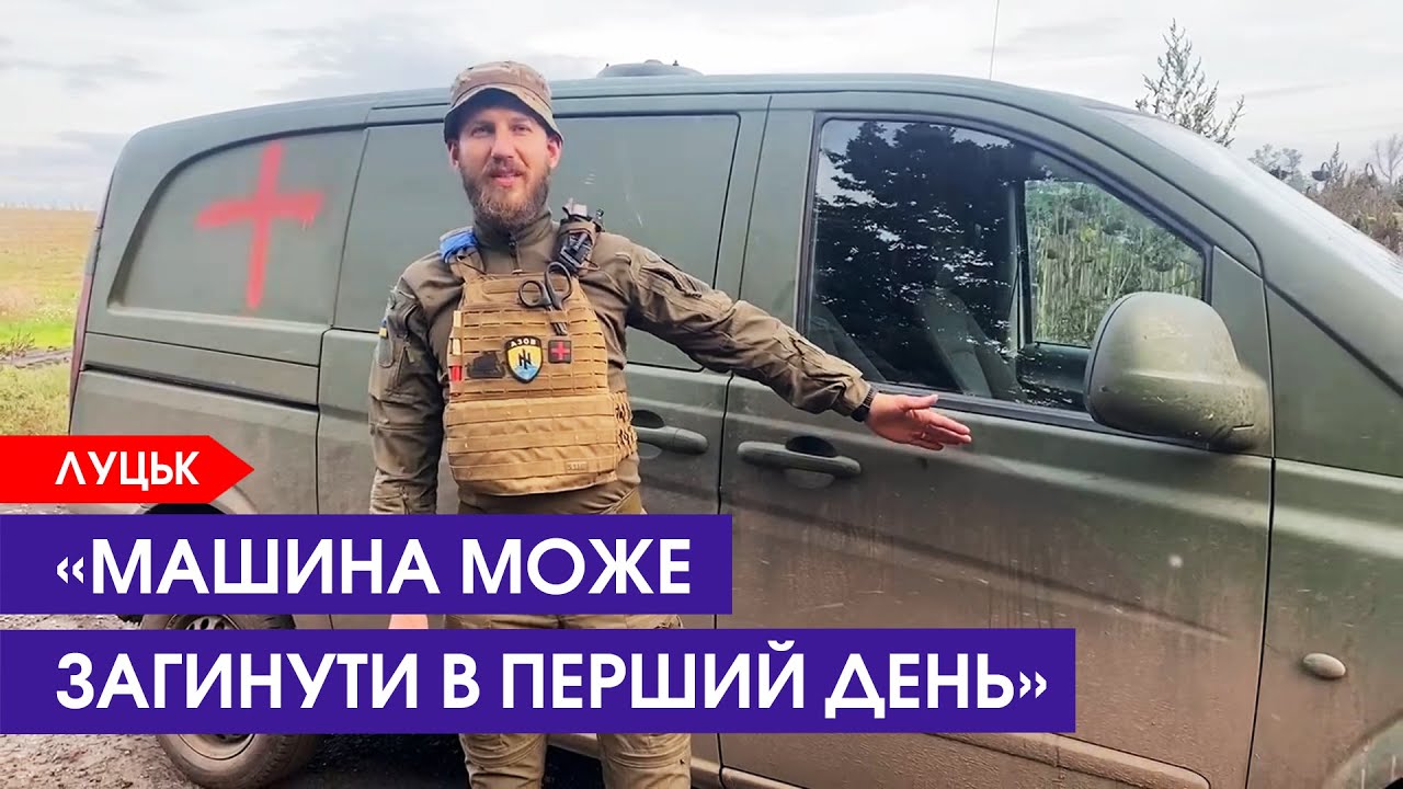 Отсасывает член в машине