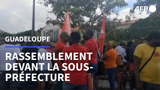 Guadeloupe: rassemblement devant la sous-préfecture pendant la réunion avec Lecornu | AFP