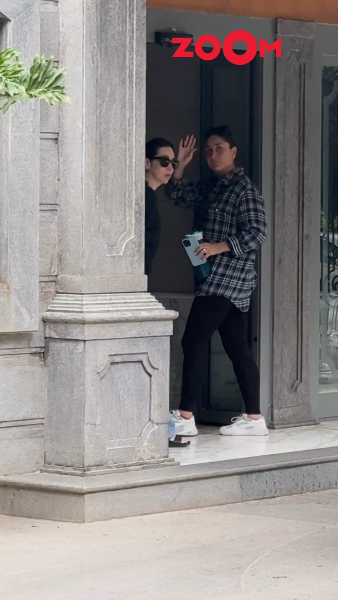 Kareena Kapoor-Karisma Kapoor ARRIVE at father Randhir Kapoor's residence ✨ #kareena #karismakapoor