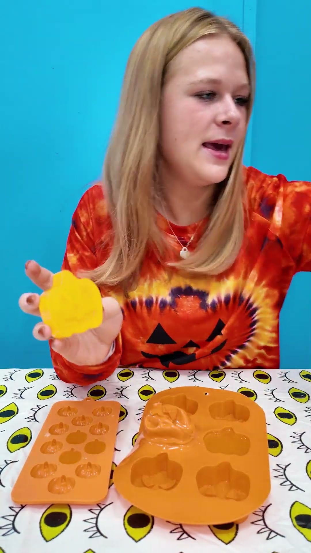 Assistant Makes DIY Super Cool DIY Glow in the Dark Pumpkins #FamilyFun #HalloweenScience #glow