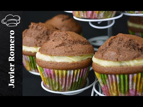 Magdalenas de chocolate negro rellenas con crema de chocolate blanco. Recetas de Javier Romero