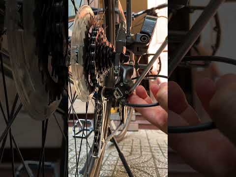 Video: Cách làm thẳng móc treo derailleur bị cong của xe đạp