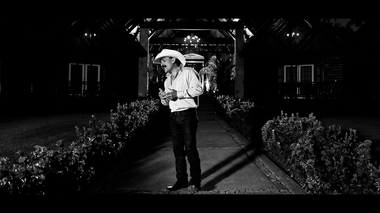 El Chapo De Sinaloa - Le Hace Falta Un Beso ( Banda )