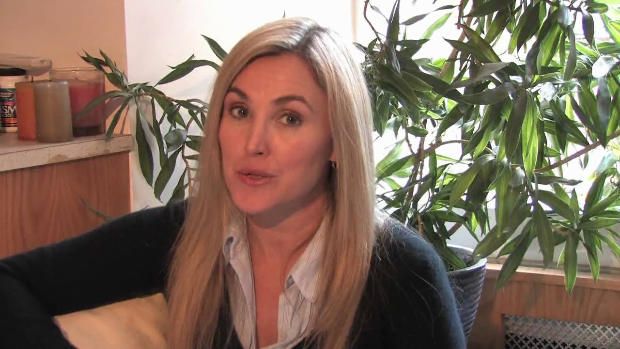 Attraction & Dating Tips : How to Get a Man to Notice Me