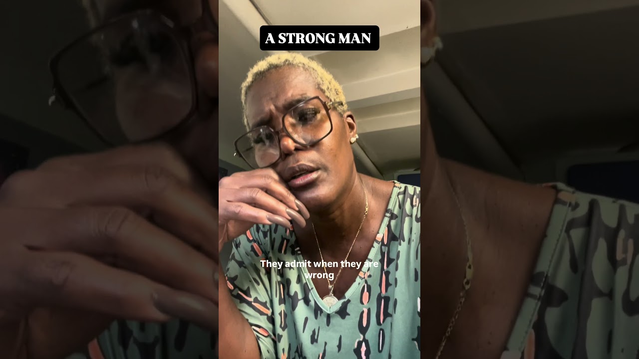 Физически сильный мужчина с хорошо развитой мускулатурой и внушительной внешностью. 