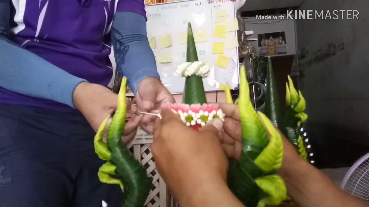 การประกอบบายศรีปากชามนาคราช โดยทีมงานร้ายทิชานันท์บายศรี