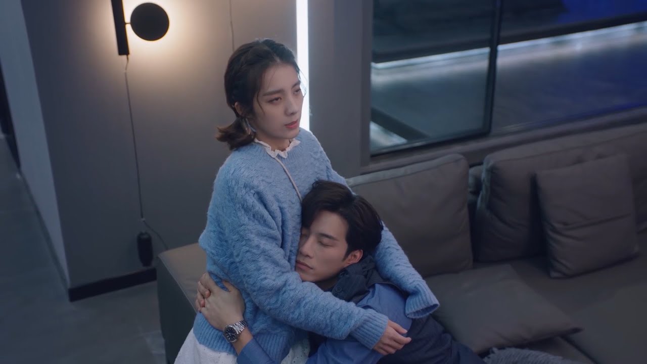 Фанлен напивается, как ребенок, и Сяоци использует тележку для покупок, чтобы отвезти его домой.