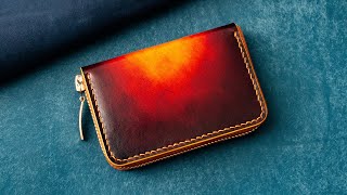 Stylish wallet with a circular zipper made of genuine vegetable-tanned leather