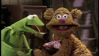 The Muppet Show - Fozzie Bear gets Telephone Calls Backstage for a Running Gag (1976 HD, 60fps)