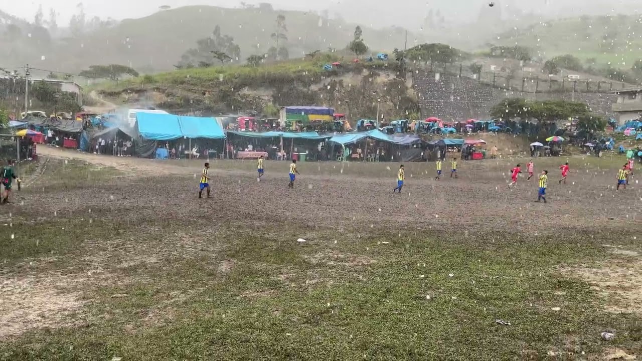 Mini fútbol en lluvia por la Comunidad de El Milagro, Cochabamba.