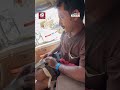 في مشهد صادم مواطن يمني يبيع أسلحة عند إشارة مرور في صنعاء
