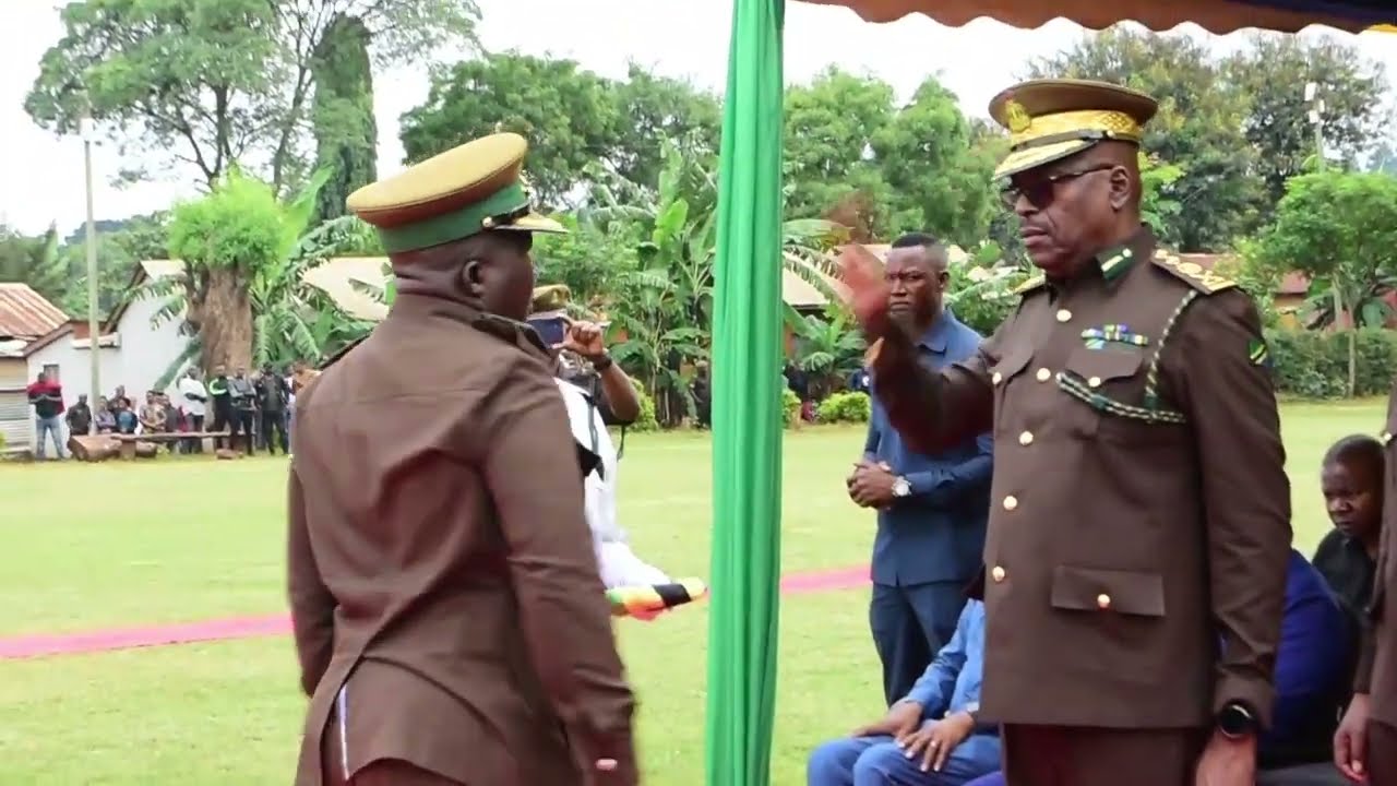 KAMISHNA JENERALI WA MAGEREZA MZEE RAMADHANI NYAMKA AWAVISHA NISHANI MAAFISA JESHI LA MAGEREZA