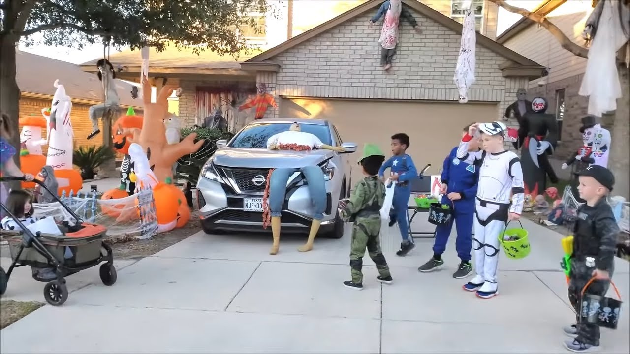 Trick or Treating 🎃 Halloween Night 2020 🎃 Scary Good Time! - YouTube